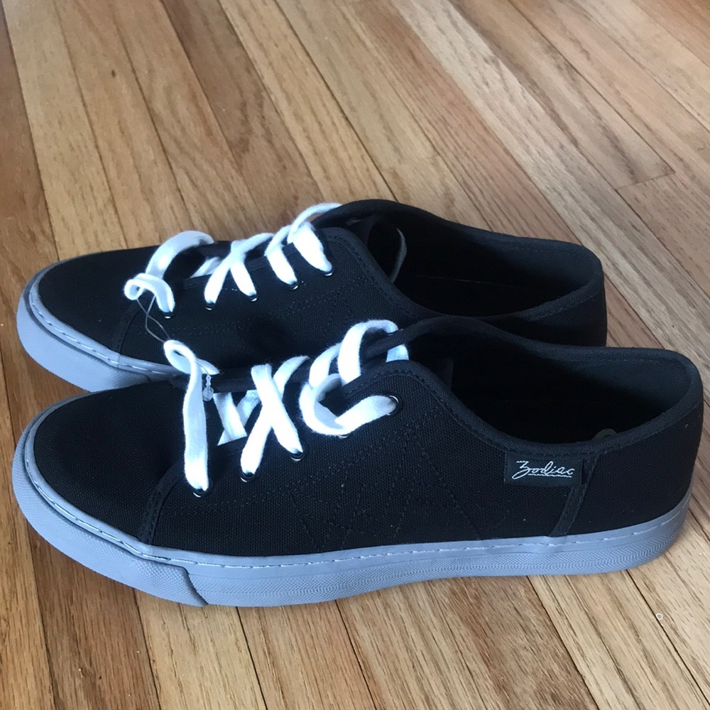 Zodiac Ella Classic style lace up sneakers.